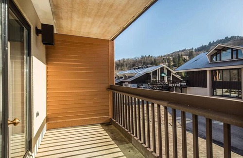 Killington Apartment | Jack S`Bearo- AC, Pool, Mountain Views, Hiking, Gym