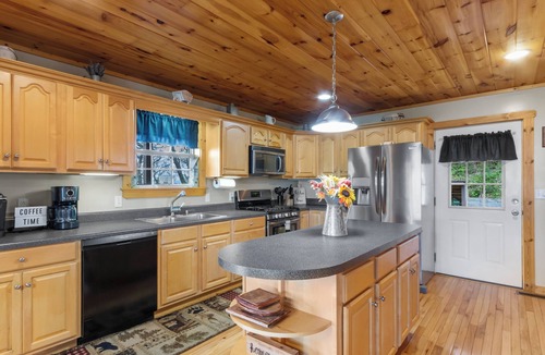 Spruce Pine Cabin | July & August Special ~ Mtn Views, Hot Tub+Fire Pit, WiFi, Fireplace, Grill!