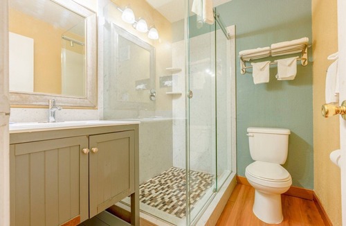 Loma Alta Apartment | King Bed Non-Smoking