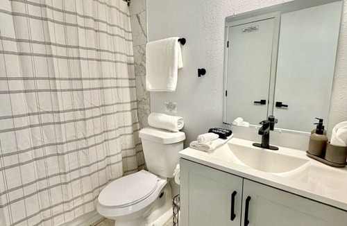 Oakford Park Apartment | King Suite Full Kitchen Near Airport & Downtown