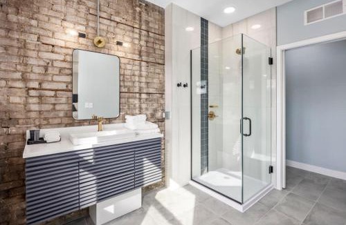 Grand Rapids Apartment | King suite with walking distance to night life