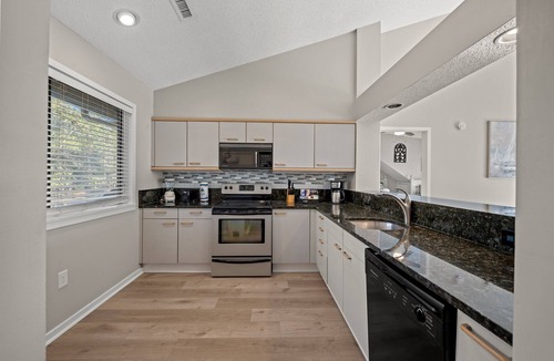 Arcadian Shores Villa | Kingston Richmond Pk 20F 2nd floor w/pool & beach