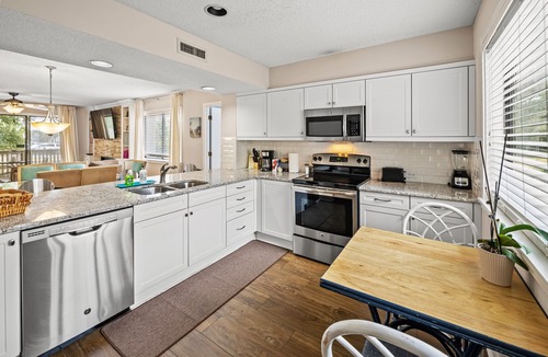 Arcadian Shores Villa | Kingston Richmond Pk 8E 1st floor w/pool & beach