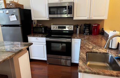 Gilbert House | LAKE COTTAGE WITH DECK - 5 Star - 2 kayaks - paddle boat-40 minutes to Columbia