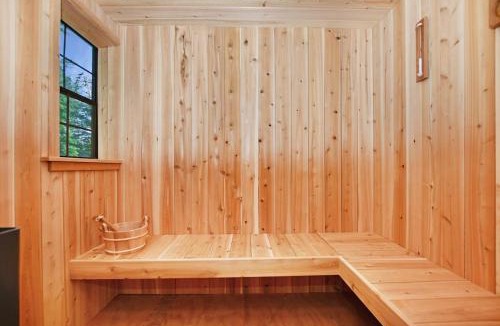 Lake Luzerne-Hadley House | Lake Luzerne House Sauna, Hot Tub, Walk to Beach