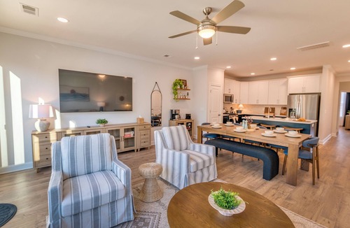 Greenwood House | Lakefront 2 King, Coffee Bar, On Site Bar & Grill, Public Dock, Kayak Rentals