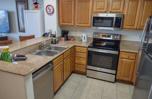Florida Central Atlantic Coast Condo | Lakefront 885 sf CONDO just 1 mile to DISNEY with Balcony & 2 Resort POOLS & SPA