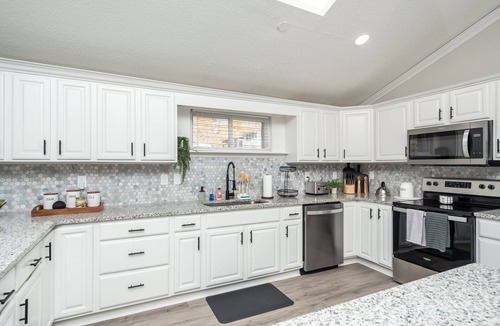 Waterloo House | Lakefront Getaway: Fire Pit ~ Dock ~ Games ~ Family & Pet Friendly