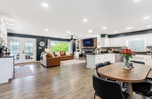 Inman House | Lakefront + Kayaks + Dock + Screened in Porch | Home Sweet Bowen