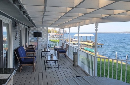 Valois House | Lakefront vacation with stunning views & sunken deck hot-tub along the winetrail