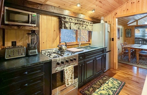 Inlet Cottage | Lakeside Lodge - Tree Top Cottage on 7th Lake