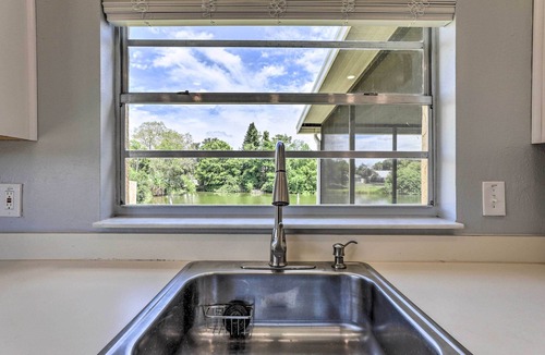 Trailer Estates Cottage | Lanai & Pond at Tranquil Bradenton Retreat!