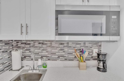Royal Poinciana House | Large 2 Bed Studio Close to Beach & Hard Rock HA03