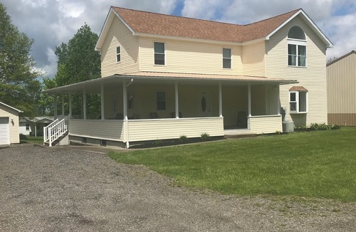 Albion House | Large Country home near Lake Erie, fishing, beaches, skiing, golf & more.