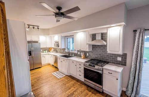 North East House | Large Lakeside Farmhouse Vineyard Escape in the heart of wine country!
