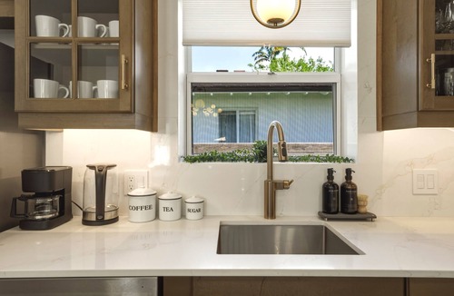 Victoria Park Villa | Las Olas Designer Luxury Getaway – Fox Aura heated Pool & Spa House is a 4BD upscale single-family home in Victoria Park with high-end design, and prime location near Las Olas Blvd, beaches, dining, and nightlife.