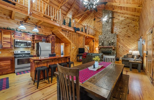 Mentone Cabin | Lazy Bear-hot tub, fire pit, foosball, ping pong, air hockey