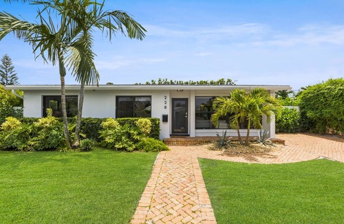 Southside House | Luxurious Home with Pool in WPB. 5 min from the Beach!