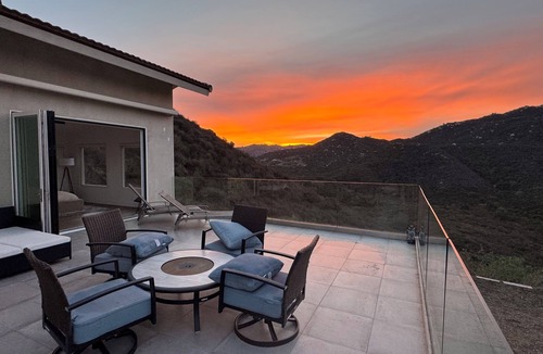 Vista House | Luxurious Retreat with Mountain Views, full Gym, 25 minutes from beach