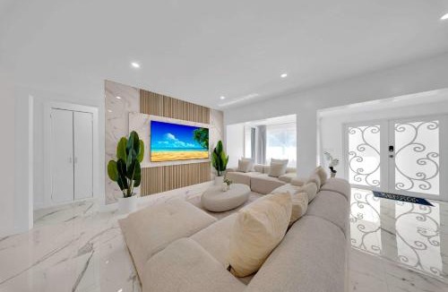 Biscayne Park House | Luxury Villa Alana Private Pool Movie Theatre