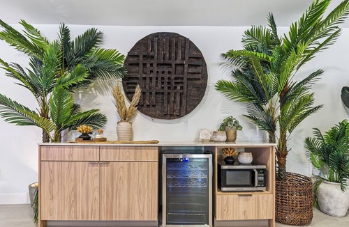 South Middle River House | Luxury Waterfront 2BR in Wilton Manors Jungle-Luxe Retreat TABŪ