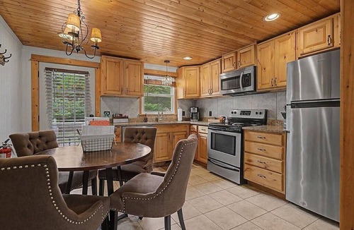 Saugatuck Villa | Maple Ridge Red Cottage HOT TUB!