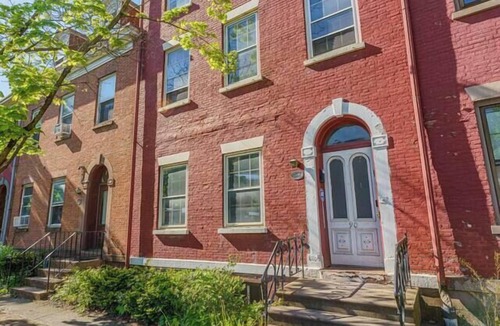 Downtown Albany Apartment | Massive 4BD/3BA 2-Fl Townhouse Apt Downtown Albany