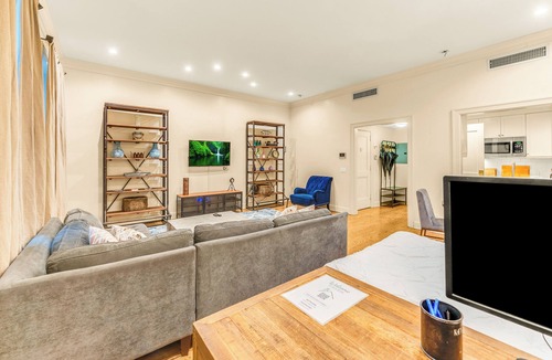 Turtle Bay Apartment | Massive Brownstonewith AC in Midtown NYC