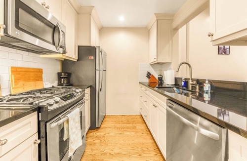 Turtle Bay Apartment | Massive Brownstonewith AC in Midtown NYC