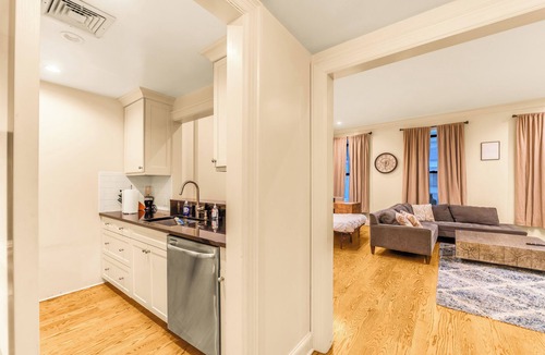 Turtle Bay Apartment | Massive Brownstonewith AC in Midtown NYC