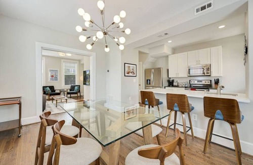 Park View Villa | Massive Mid-Century Marvel: 5 Bedrooms and Parking