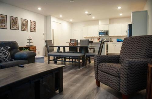 Townsite House | Modern 2BR Townhouse Near Water St & Vegas
