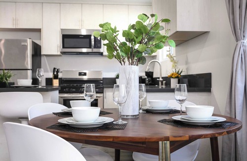Glendale Apartment | Modern 3BR Apt with Parking in Glendale
