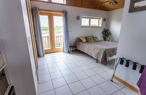 North Greece House | Modern beach front house on Lake Ontario, 2-bedroom, AC & WiFi in lovely Hilton.