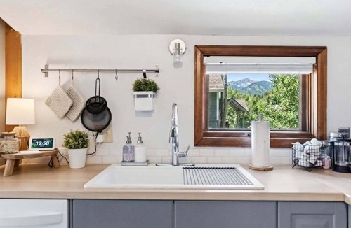 Historic District Cottage | Modern Cottage🏡3 Blocks to Main🚠4 minutes to Gondola♨️Hot Tub🐶Pets🤑$0 Cleaning fee