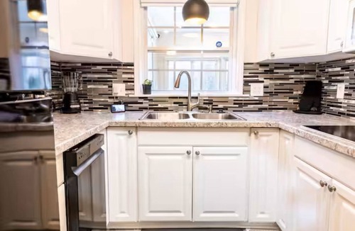 Flint House | Modern Cozy Elegance Close to Hospitals