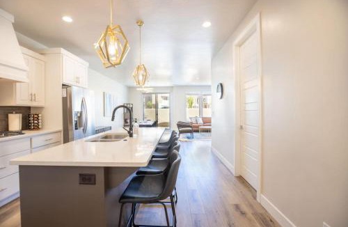 Washington House | Modern Family Villa Private Hot Tub and Balconies