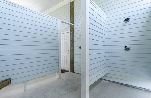 Port Bolivar House | Modern Home w/ Large Deck, Patio, WiFi, Washer/Dryer - 1/2 Block to Beach!