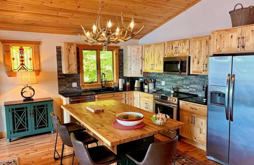 Speculator House | Modern Lakefront Cabin w/Fireplace and Stunning View of Oak Mountain Skiing