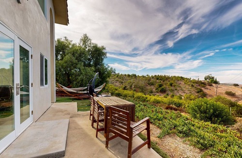 Vista House | Modern luxury with stunning views close to golf & wineries - private home gym