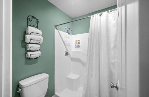 Peacock Villa | Modern Oceanside Stay with Yard & Laidback Vibes