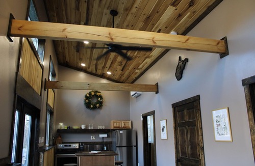 Edray Ski Chalet | Modern + Private + Biking Paradise. No Stairs, Monday Lick & GBR River Trail