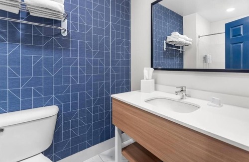Essex Junction Hotel | Modern Queen Room Ideal for Relaxation & Convenience Near Outdoor Activities