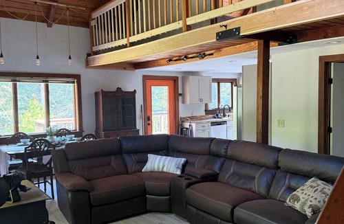 Southbridge House | Modern Quiet Cabin Retreat
