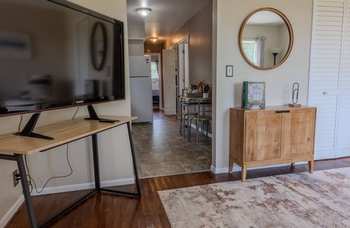 Wyandotte House | Modern River Retreat Near Airport, Hospitals, Corporations