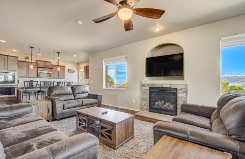 Woodmoor Villa | Mountain Breeze Villa w Mountain Views and Air Hockey