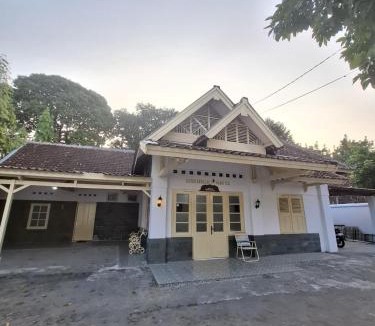 Central Yogyakarta Villa | Ndalem Suryomentaraman