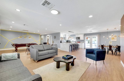 Paradise Villa | Near convention center! Luxury! 6-Bedrooms Modern, Central, big pool & Yard.