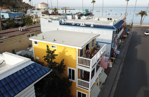 Avalon Villa | NEW AC in town FUN, 600 5 STAR reviews two balcony’s SUP KAYAKS CHAIRS CLEAN