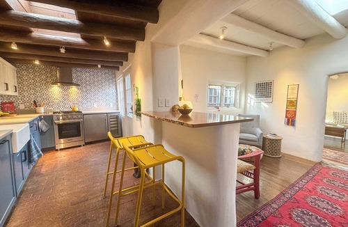 Historic Eastside House | NEW Extended Stay! Elegant Eastside Adobe Casita. Easy Walk to Plaza & Canyon Rd
